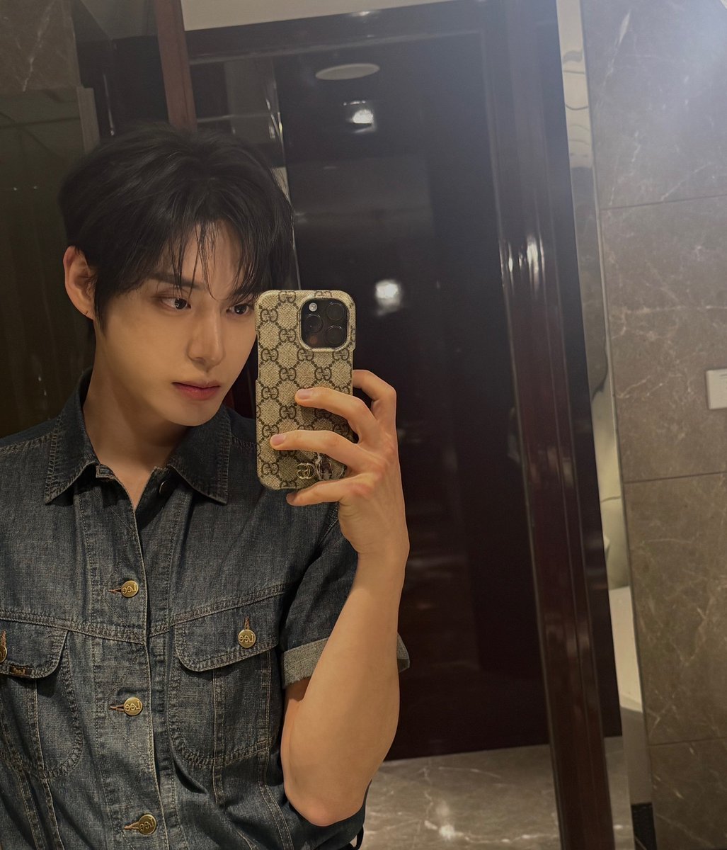 Jiwomng's tweet photo. The mirror saw it first, you’re just late. https://t.co/hDNnAKuZh0