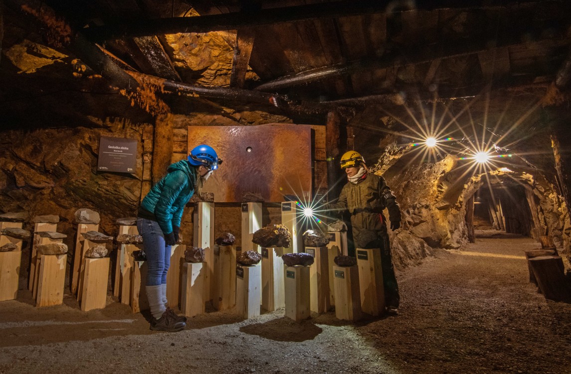 slozeleznice's tweet photo. 🚂 Muzejski parni vlak je ponovno tukaj. 13. junija se začenjajo poletne vožnje .✨

Tudi letos vas popeljemo skozi čudovito slovensko pokrajino z doživetji, ki združujejo zgodovino, naravo in zabavo. Izbirate lahko med več programskimi paketi. 😊 

Več: https://t.co/K7HfuAVhrr https://t.co/dNgfPLeH8Q