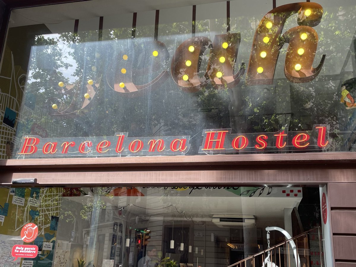 edmaditya's tweet photo. Hostel Review of Yeah Hostel Barcelona 🇪🇸:

Comfort : 9
Cleanliness : 9
Staffs : 9
Location : 8
Facilities : 9 https://t.co/yrWqu7n0re