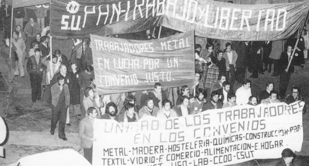 outsidersesp's tweet photo. 1973. Huelga general en Nafarroa. 

El conflicto comenzó con la huelga de Motor Ibérica y se fue extendiendo al resto de fábricas, centros de trabajo, barrios populares y pueblos de Nafarroa hasta convertirse el 14 de junio en huelga general. 

La consigna era ¡Todos unidos contra la represión!. 

Se formaron barricadas en Arrotxapea, Donibane, La Txantrea, Burlada, Atarrabia... cuando la Guardia Civil lograba retirarlas, la gente volvía a levantarlas; en lugares como Noain la lucha fue casi insurreccional; las mujeres lanzaban agua hirviendo a los guardias; los hombres se agrupaban en hileras y se enfrentaban a la Guardia Civil.

Los aproximadamente 6.000 obreros del polígono de Landaben de Iruña (Pamplona) se reunieron en asamblea y acordaron continuar la huelga general hasta conseguir los siguientes puntos:

“- Solución favorable a los trabajadores de Motor Ibérica.

- Conseguir que no existan represalias laborales ni policiales contra el pueblo de Pamplona.

-Boicot a los periódicos: por estar al servicio de los empresarios y su Estado fascista.

-Boicot a todos los espectáculos: para conseguir la inactividad total de toda la población activa.

-Asamblea general todas las mañanas a las 7 horas”.

La huelga general se prolongó durante varios días así como los enfrentamientos con los cuerpos represivos.