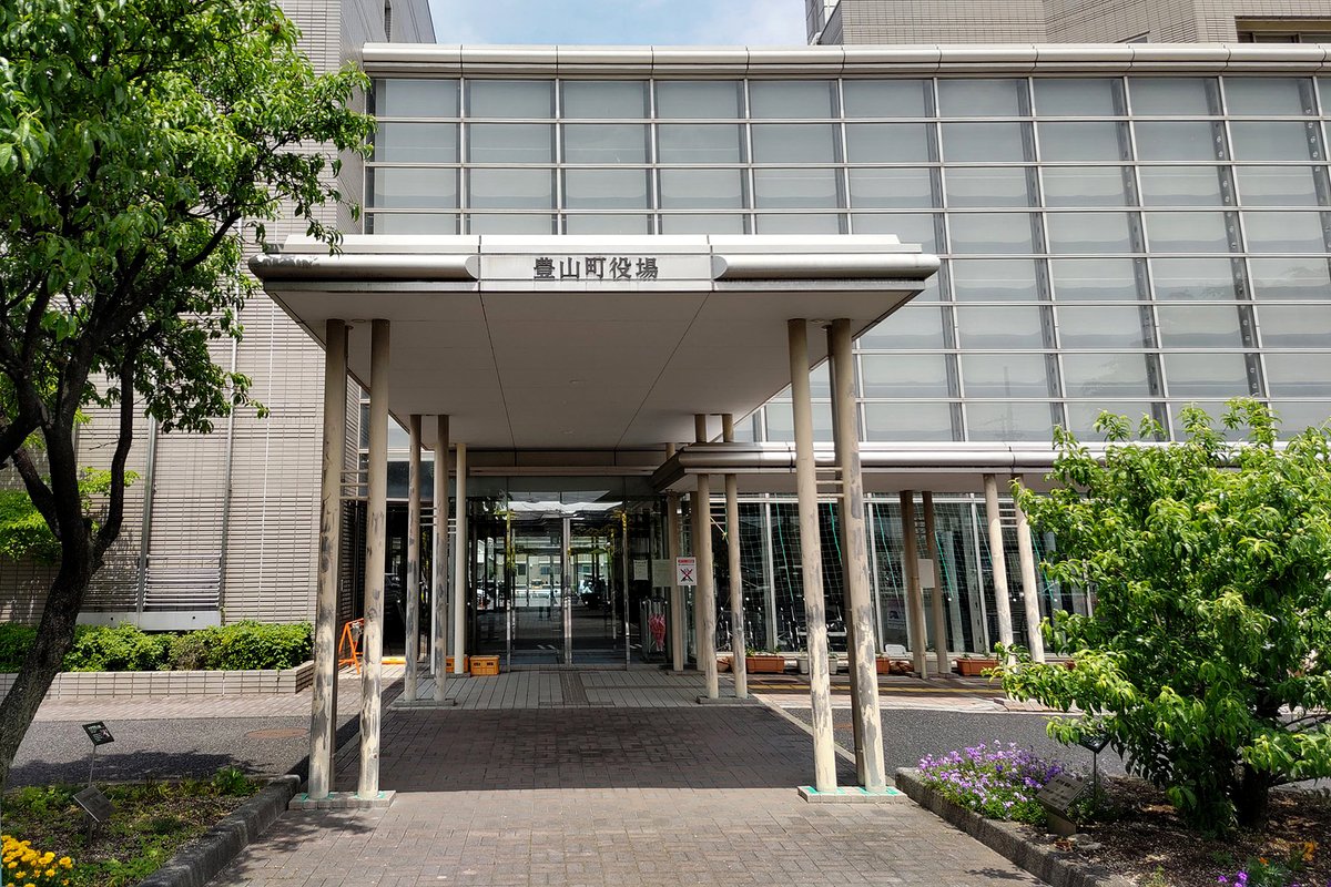 kazewatari's tweet photo. 小牧市を後にし、10分程走り『#豊山町役場』へとやって来ました🏍️💨
こちらは休日に受け取る場合は電話予約が必要なので、あらかじめ電話で予約を取って置きました☎️
宿直室にて、無事に #マンホールカード を頂く事が出来ました😁
座標蓋は位置的に、入口近くに展示してあるこの蓋がそうなのかな🤔⁉️ https://t.co/XVIH6PWzlQ