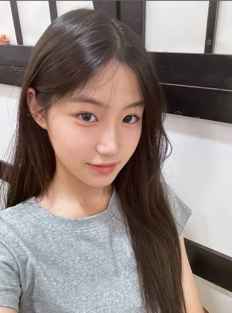 tLsCPpKG's tweet photo. 本人20歲
剛開始玩推特🥺
社恐但又很想認識新朋友
平常除了上課就是泡在操場
第一次發文有點緊張
真的會有人願意跟我聊天嗎？🥹
本人，是本人 https://t.co/dw5tSuEVjK