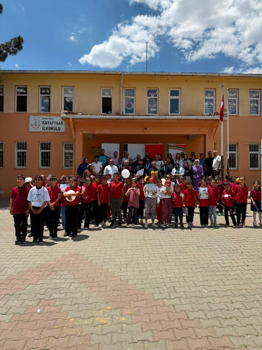 BatmanilMEM's tweet photo. 🩺👧👦 Sağlıklı Çocuk, Sağlıklı Gelecek

İl Millî Eğitim Müdürlüğümüz ile İl Sağlık Müdürlüğü iş birliğinde, Müdürlüğümüz İşyeri Sağlık ve Güvenlik Birimi (İl İSGB) koordinesinde yürütülen "Sağlıklı Çocuk, Sağlıklı Gelecek" programı kapsamında Haziran ayı etkinlikleri, Gercüş ilçemize bağlı Kayapınar İlkokulunda gerçekleştirildi.

Çocuklarımızın sağlıklı yaşam alışkanlıkları kazanması ve sağlık okuryazarlıklarının geliştirilmesi amacıyla hayata geçirilen program kapsamında öğrencilerimiz, eğitici ve uygulamalı etkinliklerle sağlık konusunda bilinçlendirildi.

Geleceğimizin teminatı olan çocuklarımızın sağlıklı bireyler olarak yetişmesi için çalışmalarımız kararlılıkla devam ediyor. 🌱✨

#SağlıklıÇocukSağlıklıGelecek #BatmanMEM #İlİSGB #SağlıklıYaşam #Gercüş

@tcmeb @Yusuf__Tekin @batmanvaliligi @yasarciger