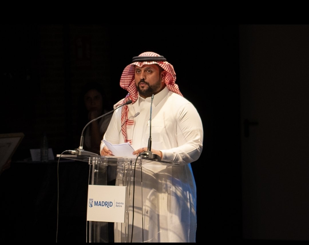 hatem_ali's tweet photo. يسعدني أن أشارككم فوزي بجائزة ابن عربي الدولية في إسبانيا عن ديواني: من أين يأتي هذا الموت كله؟ المترجم إلى اللغة الأسبانية والذي ترجمه الأستاذ/ حسين نهابة.

وأرفق هنا الكلمة المقتضبة التي ألقيتها أثناء الحفل:
السيدات والسادة الحضور الكرام
مساء الخير
يسعدني أن أقف اليوم في إسبانيا، الأرض التي عبر منها الكثير من الضوء الى العالم.
أقف لأتسلّم جائزة تحمل اسم ابن عربي، الاسم الذي علمنا أن الثقافة جسرا بين الأرواح واللغات والإنسان.
أود أن أتقدم بالشكر الجزيل إلى دار نشر سيال بيجماليون والسيد باسيليو والسادة القائمين على هذه الجائزة والسادة الحضور الذي قدموا من أماكن شتى لحضور هذا الحفل، وكل من آمن بأن الشعر ما زال قادرا على أن يجمع البشر رغم اختلاف الأمكنة واللغات.
أهدي هذه الجائزة إلى وطني المملكة العربية السعودية.
الوطن الذي قدمت منه وإلى جميع الذين آمنوا بقدرتي على الكتابة والى كل قارئ وجد في القصيدة وطنا صغيرا يشبهه.
شكرا لكم مرة ثانية".

الحمدلله من قبل ومن بعد🇸🇦