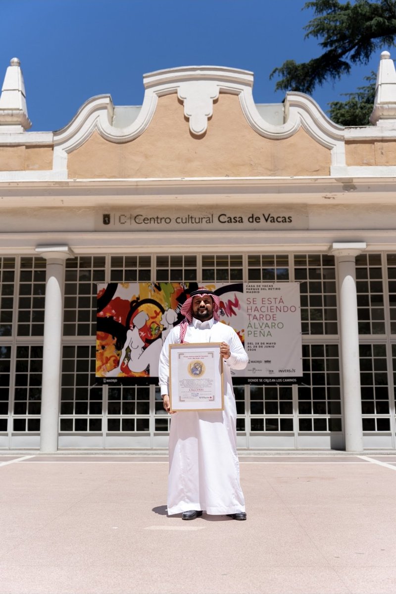 hatem_ali's tweet photo. يسعدني أن أشارككم فوزي بجائزة ابن عربي الدولية في إسبانيا عن ديواني: من أين يأتي هذا الموت كله؟ المترجم إلى اللغة الأسبانية والذي ترجمه الأستاذ/ حسين نهابة.

وأرفق هنا الكلمة المقتضبة التي ألقيتها أثناء الحفل:
السيدات والسادة الحضور الكرام
مساء الخير
يسعدني أن أقف اليوم في إسبانيا، الأرض التي عبر منها الكثير من الضوء الى العالم.
أقف لأتسلّم جائزة تحمل اسم ابن عربي، الاسم الذي علمنا أن الثقافة جسرا بين الأرواح واللغات والإنسان.
أود أن أتقدم بالشكر الجزيل إلى دار نشر سيال بيجماليون والسيد باسيليو والسادة القائمين على هذه الجائزة والسادة الحضور الذي قدموا من أماكن شتى لحضور هذا الحفل، وكل من آمن بأن الشعر ما زال قادرا على أن يجمع البشر رغم اختلاف الأمكنة واللغات.
أهدي هذه الجائزة إلى وطني المملكة العربية السعودية.
الوطن الذي قدمت منه وإلى جميع الذين آمنوا بقدرتي على الكتابة والى كل قارئ وجد في القصيدة وطنا صغيرا يشبهه.
شكرا لكم مرة ثانية".

الحمدلله من قبل ومن بعد🇸🇦