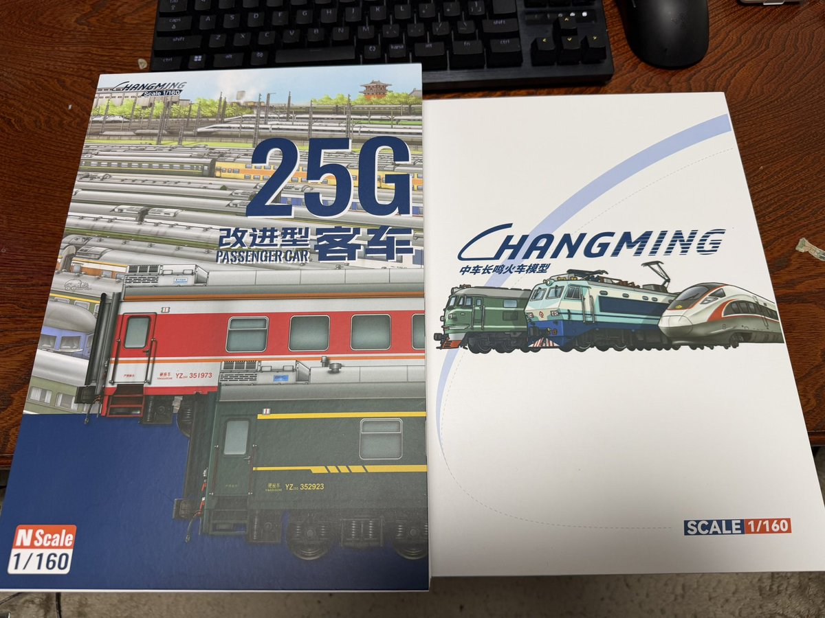papyruser's tweet photo. 本日受け取った分
K1064/1次 重慶〜哈爾濱西
哈局の25G（新緑皮車）

ケースカバーが従来のK社の仕様からT社のスライド式に変わって取出し易くなってる事に感動🥺

あと、ケースのイラストが可愛くて草 https://t.co/L79rWrpcni