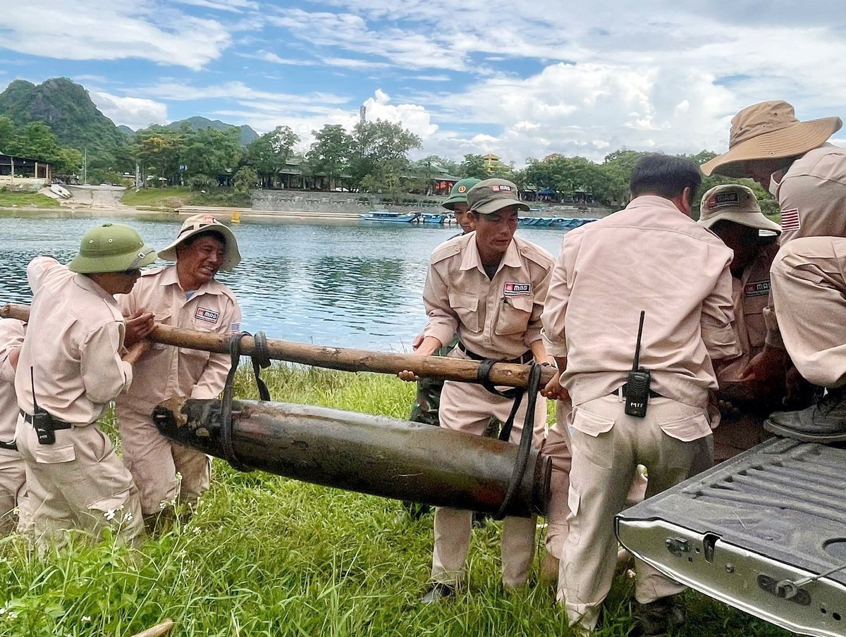 avnespanol's tweet photo. MAG desactivó dos bombas de 227 kg en Quang Tri, reforzando la seguridad comunitaria y destacando la importancia de reportar artefactos explosivos remanentes de guerra.
#MAG #bombas #quangtri #guerra #artefactoexplosivo
https://t.co/mAqh0rD2yP https://t.co/vJPowXx8WQ