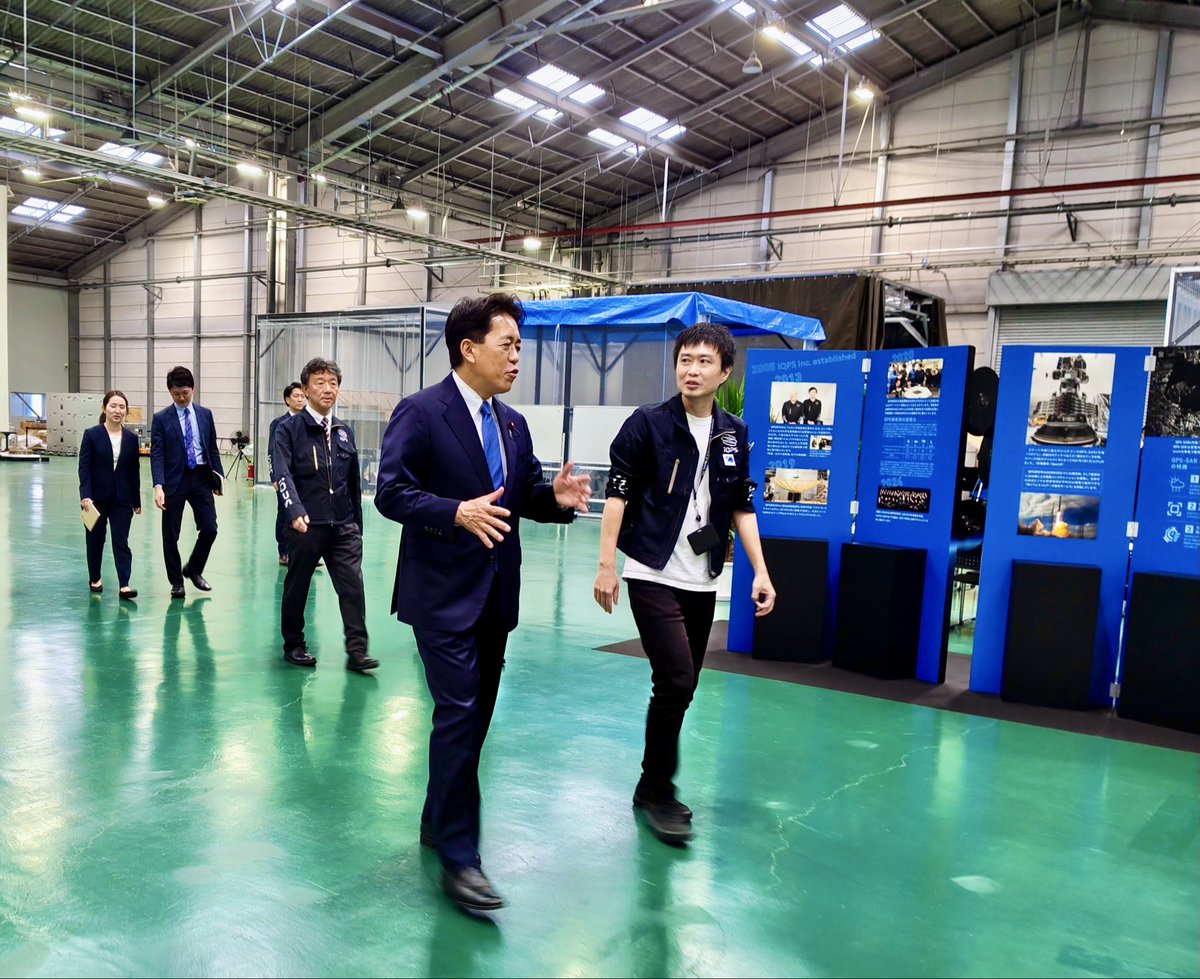 QPS_Inc's tweet photo. 宮﨑政久防衛副大臣と防衛省関係者の皆さまがQPS研究所の研究開発拠点「Q-SIP」に来訪され、小型SAR衛星「QPS-SAR」の量産体制や当社の研究開発状況についてご説明いたしました✨

詳細はこちらをご覧ください。
https://t.co/XXObLNx0Yg https://t.co/z5o1nhPNil