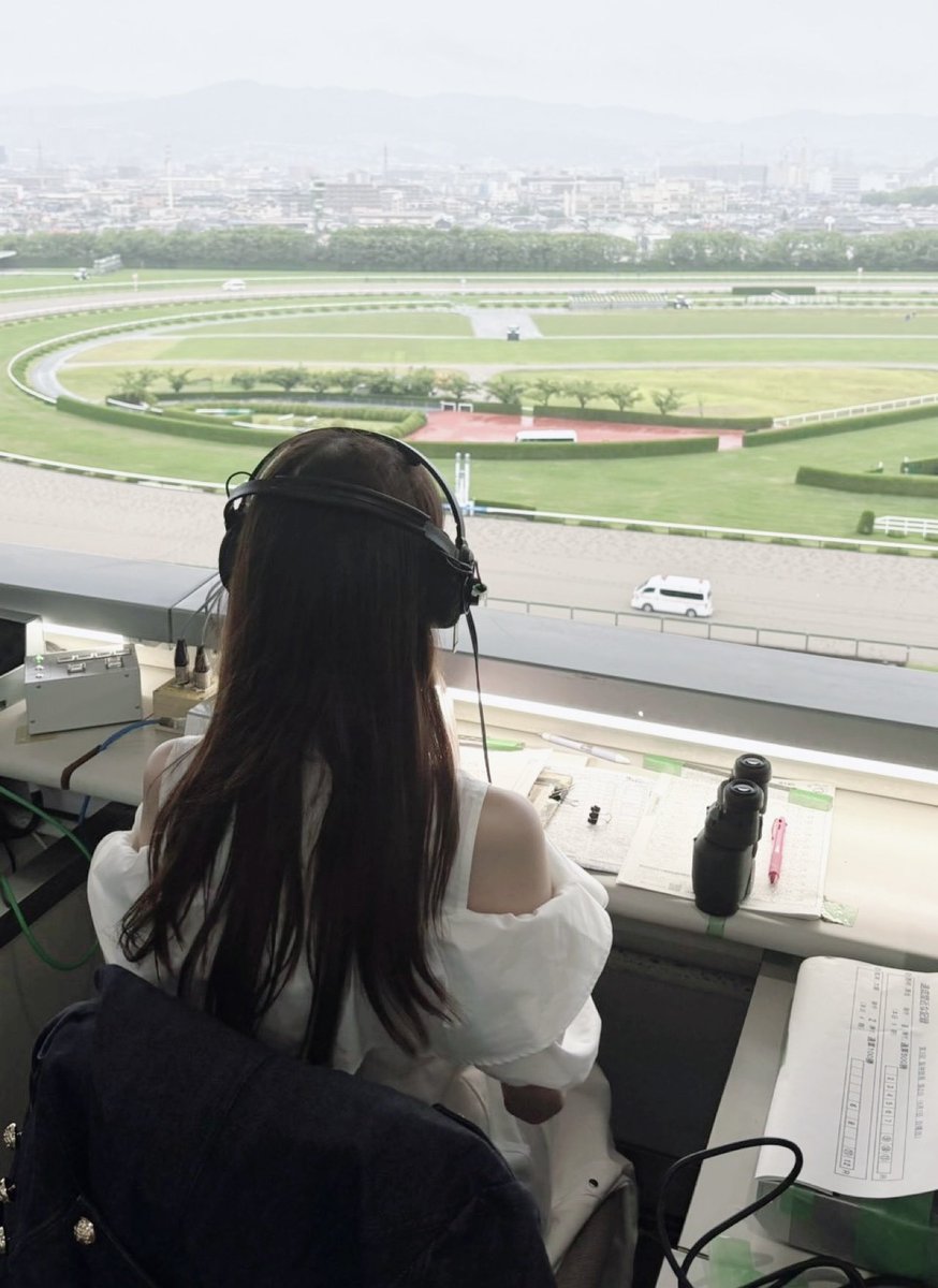 nanakamoshika's tweet photo. 先週、初めて阪神競馬場へ出張へ行ってきました🐴

成長してまた帰って来られるように頑張ります🍀

お写真は加藤弘晃さんが撮ってくださいました☺︎🎤

お昼は、
中野アナオススメの肉吸いごはん🍚 https://t.co/TOIZDMd8LZ