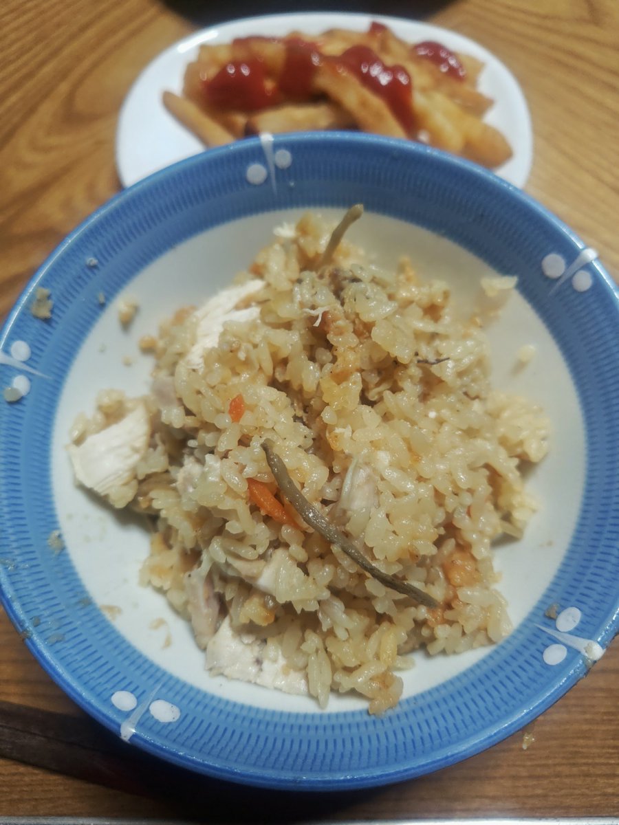 koebi_koimo's tweet photo. ケンタ炊き込みご飯とポテト https://t.co/CSd5O8z3iD