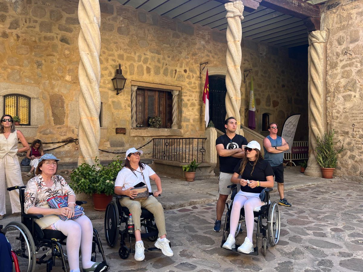 HNParaplejicos's tweet photo. 👨‍🦽🚶‍♀️Pacientes y familiares han disfrutado de una jornada muy especial con la visita a los molinos de #Consuegra y al municipio de #Orgaz.
Gracias a @LindeHCSpain por su colaboración en esta actividad y a @otconsuegra  y @OrgazTurismo por su acogida 🫶 https://t.co/UrAzofNqjx