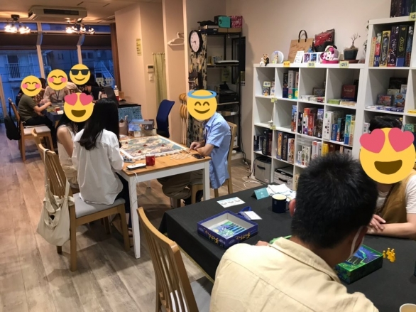 LightandGeek's tweet photo. 水曜日18時～23時で【ボードゲーム会】を開催しています！

グループ様も、お一人様も大歓迎！軽量級・中量級のゲーム（プレイ時間が20分～90分前後のゲーム）を遊ぶ会です。

※平日のお支払いはQRコード決済のみです。現金でのお支払いは出来ません。

イベント一覧
https://t.co/j9BDIhIaHR https://t.co/g0xmsbMVcc
