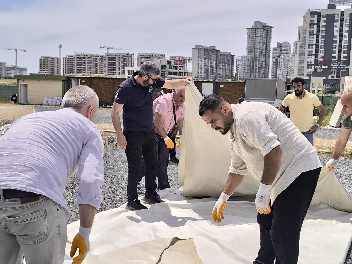 basakayorg's tweet photo. Afetlere karşı hazırlıklı olmak,kayıp ve zararları en aza indirmek için en önemli adımdır.
👷 Arterium Site Yönetimi personeline;
🏕️ Çadır kurma ve barınma,
🔥 Yangınla mücadele yöntemleri,
🧰 Arama kurtarma ekipmanlarının tanıtımı
uygulamalarını içeren saha eğitimi verdik. https://t.co/JIieB7quGW