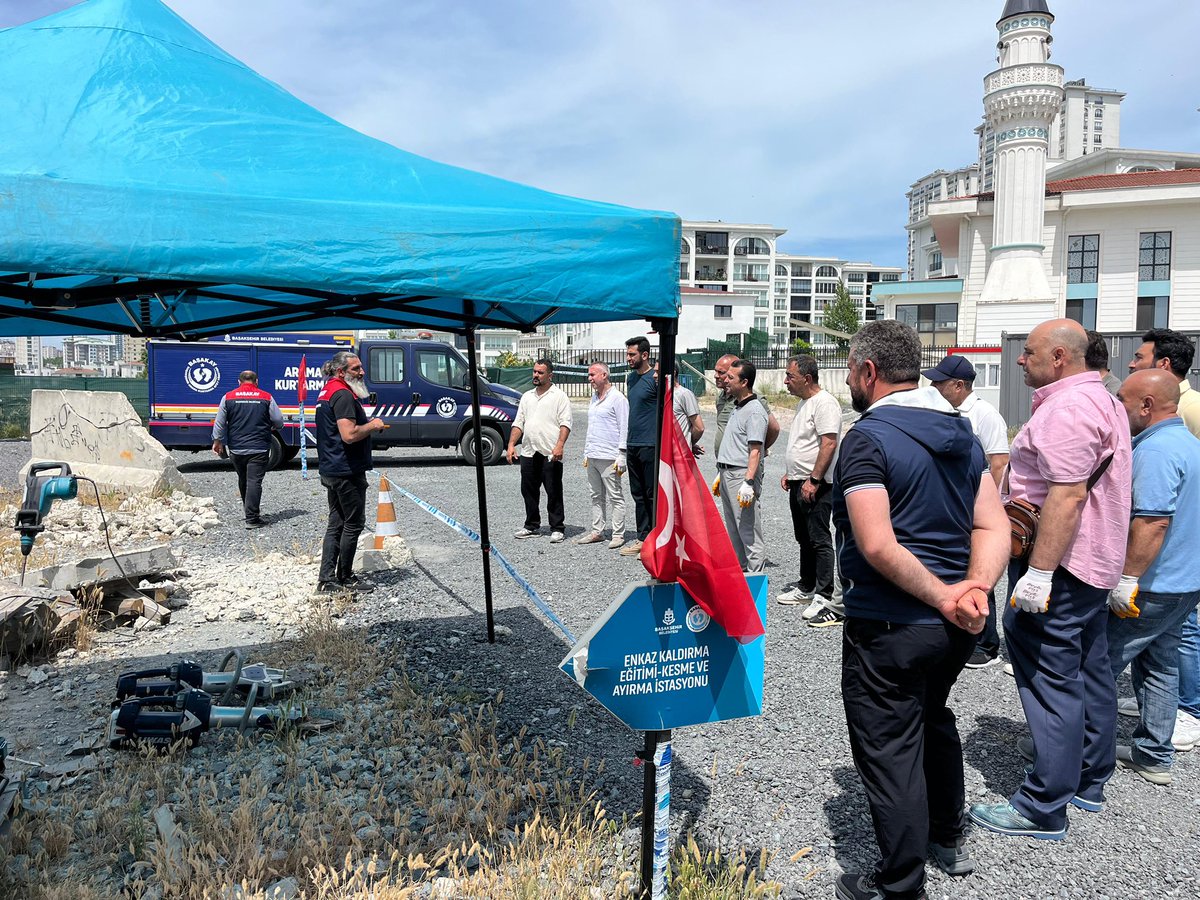 basakayorg's tweet photo. Afetlere karşı hazırlıklı olmak,kayıp ve zararları en aza indirmek için en önemli adımdır.
👷 Arterium Site Yönetimi personeline;
🏕️ Çadır kurma ve barınma,
🔥 Yangınla mücadele yöntemleri,
🧰 Arama kurtarma ekipmanlarının tanıtımı
uygulamalarını içeren saha eğitimi verdik. https://t.co/JIieB7quGW