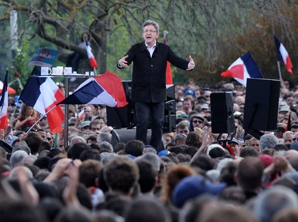 AssounSimon's tweet photo. Pour Jean @quatremer, la présence de drapeaux français à un meeting de JLM est "une première". 

L'information est en deuil et la genance est gênée..
(photos meeting 2017 et 2022) https://t.co/v21V9Xm3um