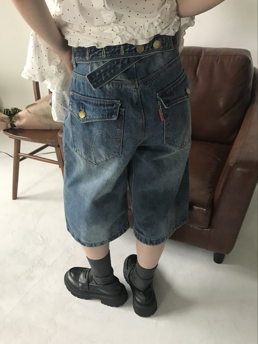 Uenui2's tweet photo. coming soon...6/11(thu)19:00-

✿denim bermuda pants
ブルーカラーのウォッシュ感が目を惹く、
ヴィンテージライクなデニムバミューダパンツ。

膝下あたりまでの長め丈で、
ハーフパンツよりも大人っぽく
着こなせるバランスが魅力です。 https://t.co/jxqSFZaqZm