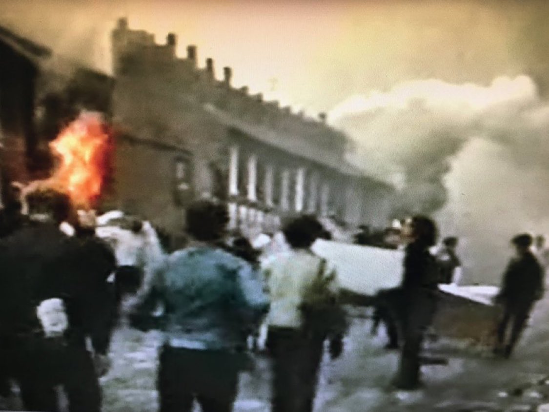 JorgeMoruno's tweet photo. Lo que cambia con los unionistas protestantes de Belfast es el objeto de odio, pero no la lógica que lo promueve. Ahora son los inmigrantes, pero en los años 60 hacían lo mismo con los republicanos: les prendían fuego a sus casas. https://t.co/UPh7QO1ZiW
