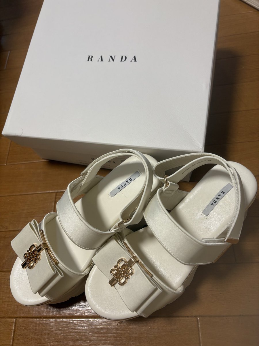 evky_12's tweet photo. めちゃ楽しみにしてたサンダル届いた- ̗̀📦 ̖́-
一目惚れだったけどやっぱりかわいい〜♡
厚底のスポサンだいすき！ https://t.co/91y36EyXQQ