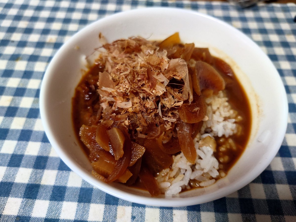 Fine396's tweet photo. 夜あんまり食欲ないなと思ったら、昼にローソンのこいつとメロンパン食べたからかもしれねぇ…
このパンだけで2阪神kcal(⊙⊙)

全世界に発信するようなものでは無いけども晩ごはんはいわゆるねこまんま🐱 https://t.co/TGmUPkRKe4