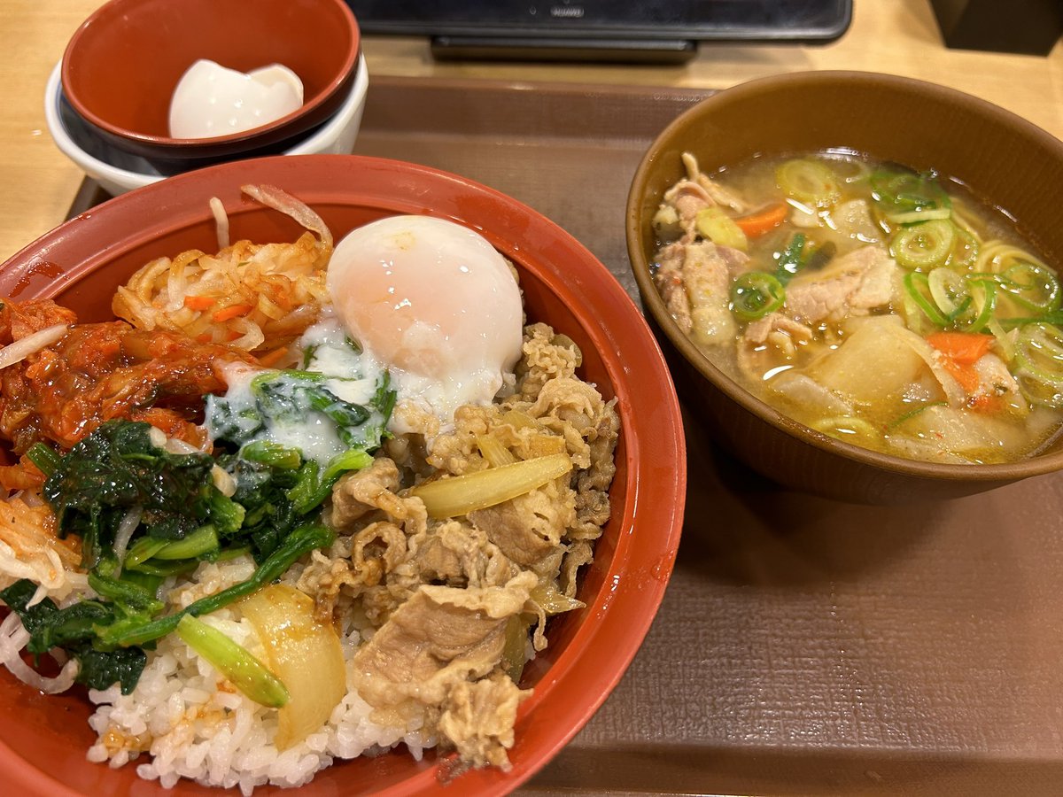 test_10032's tweet photo. 豚汁に入ったラーメン！
ど真ん中、想像通りの味！ https://t.co/4MPc5BIlmt