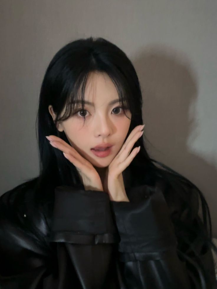 maghisani's tweet photo. @fuzzwuzzle Hai, errone! 
Naminasae Jagisha (1998), Nana atau Nanas. Suka banget baca weebtob sampai akhirnya kesampaian jadi Creative Content. Kesibukannya kalau gak baca webtoon ya selesaikan kerjaan yang ada kaitannya dengan webtoon dan editing. Suka banget makanan manis. Kamu suka apa? https://t.co/dQyus6aLZI
