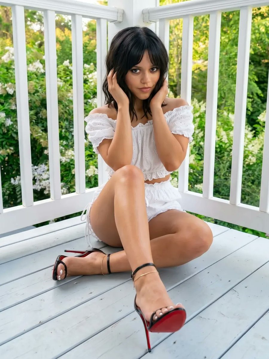 itzz_Yuvan's tweet photo. Jenna Ortega looking effortlessly beautiful in white eyelet off-shoulder set on this sunny porch 🤍 https://t.co/JDYggA9M9t