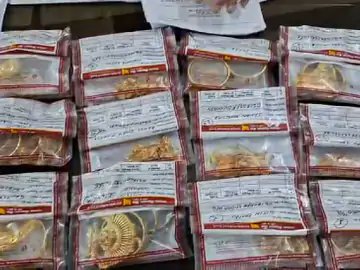 Hellobanker_in's tweet photo. A big Gold Loan Scam has been discovered at Punjab National Bank branch in Jabalpur, Madhya Pradesh. The scam took place at the Cantt branch of Punjab National Bank (PNB) in Jabalpur. 

As per reports, the scam was executed by a gold valuer and the total value is expected to be around Rs 4.3 million.

Details: https://t.co/gmZrwtW3Pc

@pnbindia #fraud #bankfraud #gold #goldloan