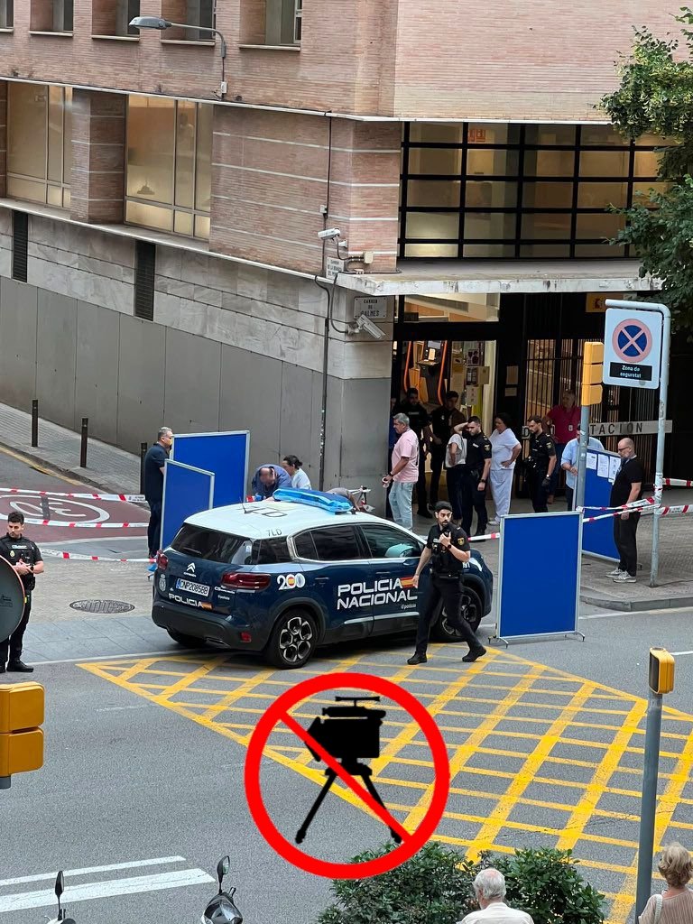 antiradarcatala's tweet photo. Seguim amb molts problemes a Barcelona a la zona del carrer Balmes amb Travessera de Gràcia on han matat un home a ple carrer. https://t.co/CwEvd2gsvE