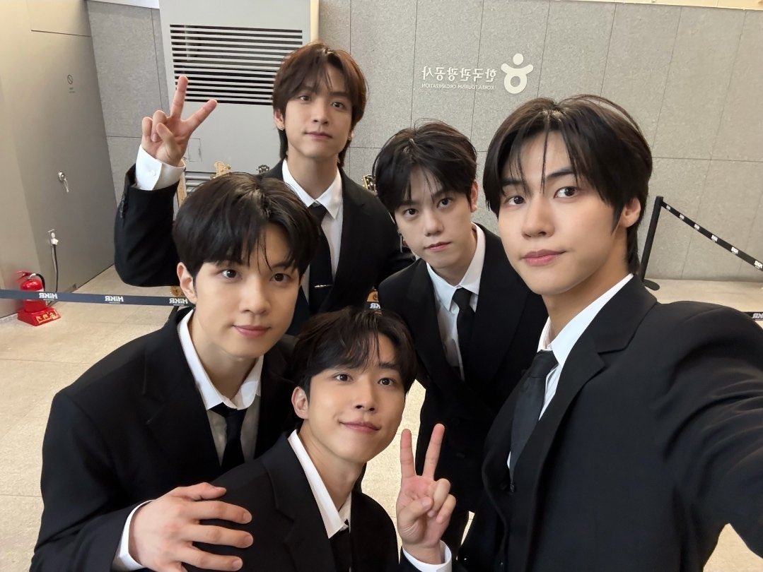 gong_i_520's tweet photo. 기 살아 이 착장으로 포카나오면 반포자이포카 삽가능임 https://t.co/9pzAVkYAoZ