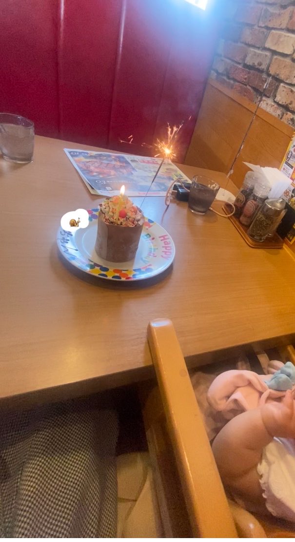 38omoide's tweet photo. このサービスなくなって欲しくないからあんまり声を大にして言いたくないんだけど…🥹🥹🥹
お誕生日近い12歳以下の子供いるみんな～‼️‼️‼️
ブロンコビリーで割と大きなケーキとキャンドルサービス、名前と誕生日のボードと写真撮影、超立派なガラス製フォトフレーム、お歌のサービスが”無料 ”です‼️ https://t.co/8UcjNc0qpl