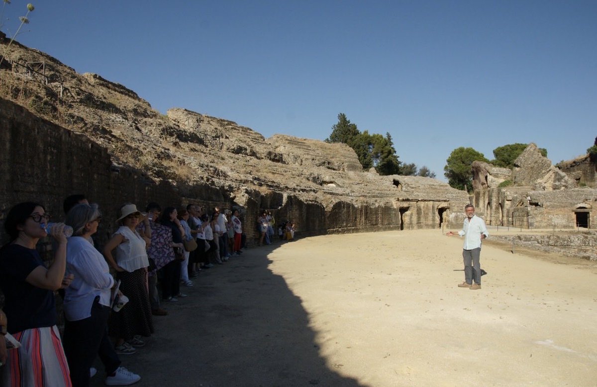 proyectoeduder's tweet photo. Visita a Itálica 🏛️
Un recorrido por la historia guiado por Juan Manuel Cortés Copete, catedrático de Historia Antigua de la UPO.
#Eduder #Cultura https://t.co/LtWvPI9keD