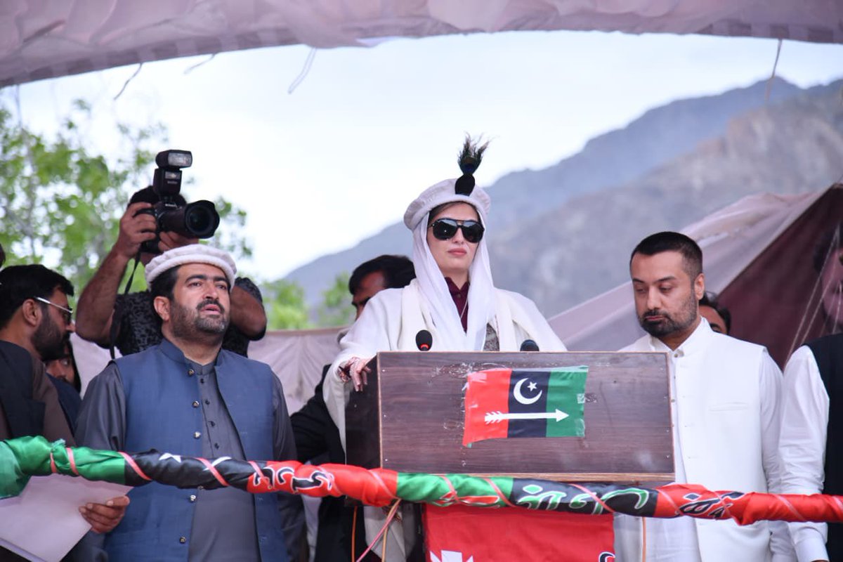 RazaDharijo's tweet photo. Surely, Shaheed Rani Mohtarma Benazir Bhutto is smiling from Heaven and feeling proud that her children have grown up. They go to the people of Gilgit who love her, run successful election campaigns, and return victorious. ❤️‍🩹✌🏻🏹 https://t.co/8ISpB2ntFy