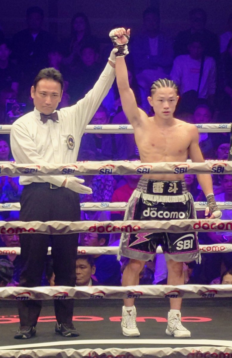 ChibaBoxing's tweet photo. 【プロボクシング🥊】
習志野高校66期ボクシング部主将・片岡雷斗がプロ2戦目を1RKO勝利🔥
3月のデビュー戦では日本ランカー相手にTKO勝利。勢いそのままにスリヤ・ブッタリクサ選手(タイ)をボディで沈めました！
本日は弟・叶夢もデビュー戦で勝利✨片岡兄弟が揃って白星！これからに期待です❗ https://t.co/G17l08EZxb