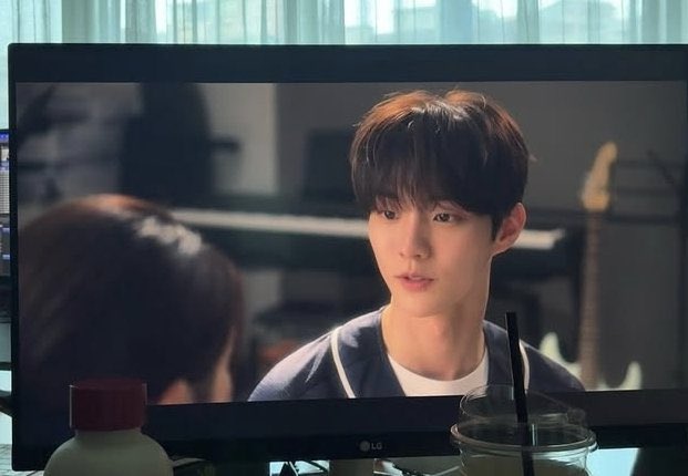 Ready_set_Q__'s tweet photo. 얼굴 진짜 뭐지 미쳤나(p) https://t.co/4HOmQmCwOY
