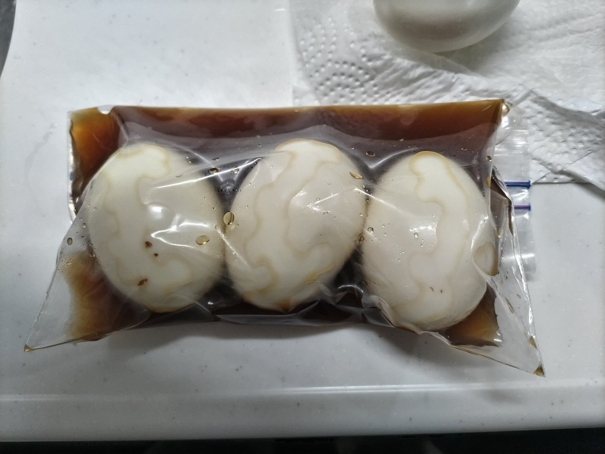itohide5's tweet photo. おばんです～😌
ひで爺〜帰宅後、ちょい仕込〜😄
先日、こさえた親鳥醤油煮汁で〜味玉
晩酌用に、もやしレンチンして〜味ぽん粉末で〜お浸と親鳥醤油煮で〜かんぱ〜い🍻🥳 https://t.co/j0HOqAXRkO