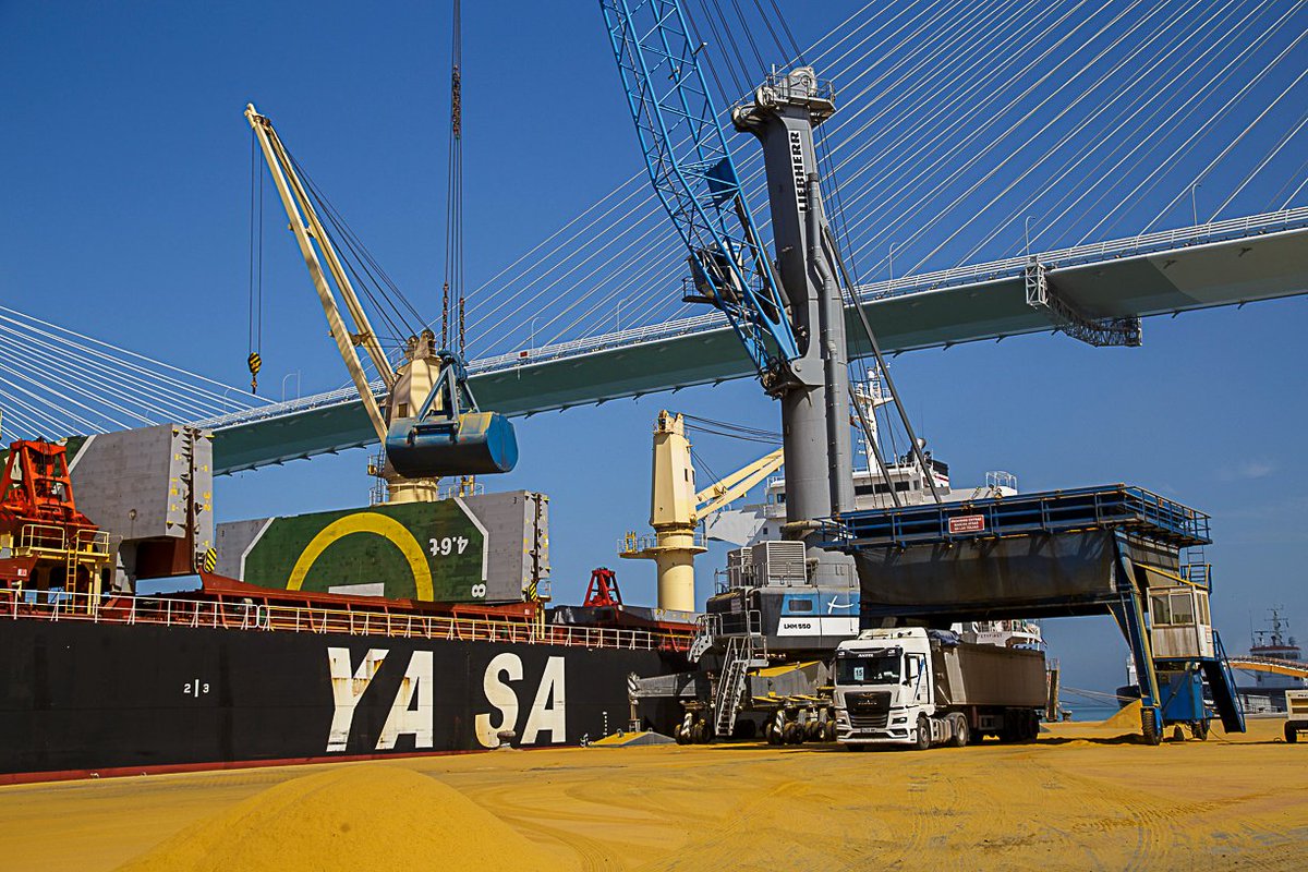 puertodecadiz's tweet photo. Fotografías de los trabajos de descarga de granel sólido del buque YASA KYOTO, en el muelle de La Cabezuela-Puerto Real, Puerto de #Cádiz #PortsofSpain
#drybulks #bulkcarrier #maritimetransport https://t.co/KJAl6D8zAx