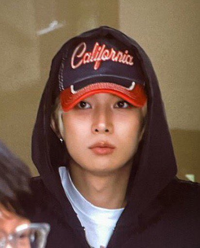 cupcakeheee's tweet photo. im crying he looks shocked after seeing the crowd waiting for him 😭😭🥹 https://t.co/PgmJ56SsHH