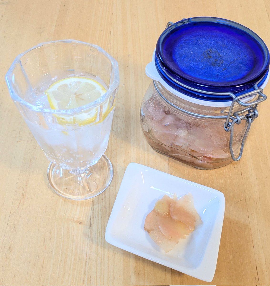 lied_gf's tweet photo. 新生姜の甘酢漬け(ガリ)と、
新生姜ジンジャーエール🥤

この時期は、青梅、新生姜、実山椒、らっきょ、みょうがの茎、赤紫蘇が売られてて、
しばらくすると半額とか見切り品になってる…。梅酒も飲みたいが、
明日も救いに行こかな。
200円の新生姜✨️ https://t.co/G6CJRXTlYs