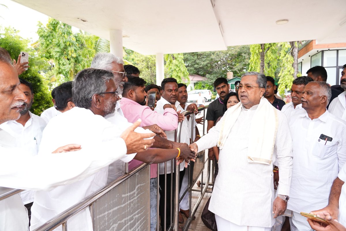siddaramaiah's tweet photo. ನಾನು ಮುಖ್ಯಮಂತ್ರಿ ಹುದ್ದೆಯಿಂದ ಕೆಳಗಿಳಿದು ಹನ್ನೆರೆಡು ದಿನಗಳು ಕಳೆದವು, ಇಂದಿಗೂ ಪ್ರೀತಿ - ಅಭಿಮಾನದೊಂದಿಗೆ ದೂರದ ಊರುಗಳಿಂದ ಬಂದು ನನ್ನನ್ನು ಭೇಟಿಯಾಗುವ ಜನರ ಸಂಖ್ಯೆ ದಿನ ಹೋದಂತೆ ಹೆಚ್ಚುತ್ತಲೇ ಇದೆ. ನನ್ನ ಬದುಕಿನ ಸಾರ್ಥಕ ಕ್ಷಣಗಳಿವು. 

ನಿಮ್ಮೆಲ್ಲರ ಬೆಟ್ಟದಷ್ಟು ಪ್ರೀತಿ ಕಂಡು ಎದೆ ಭಾರವಾಗಿದೆ. 
ಹೃದಯದಿಂದ ಧನ್ಯವಾದ ❤ https://t.co/Y0aho82Pyq
