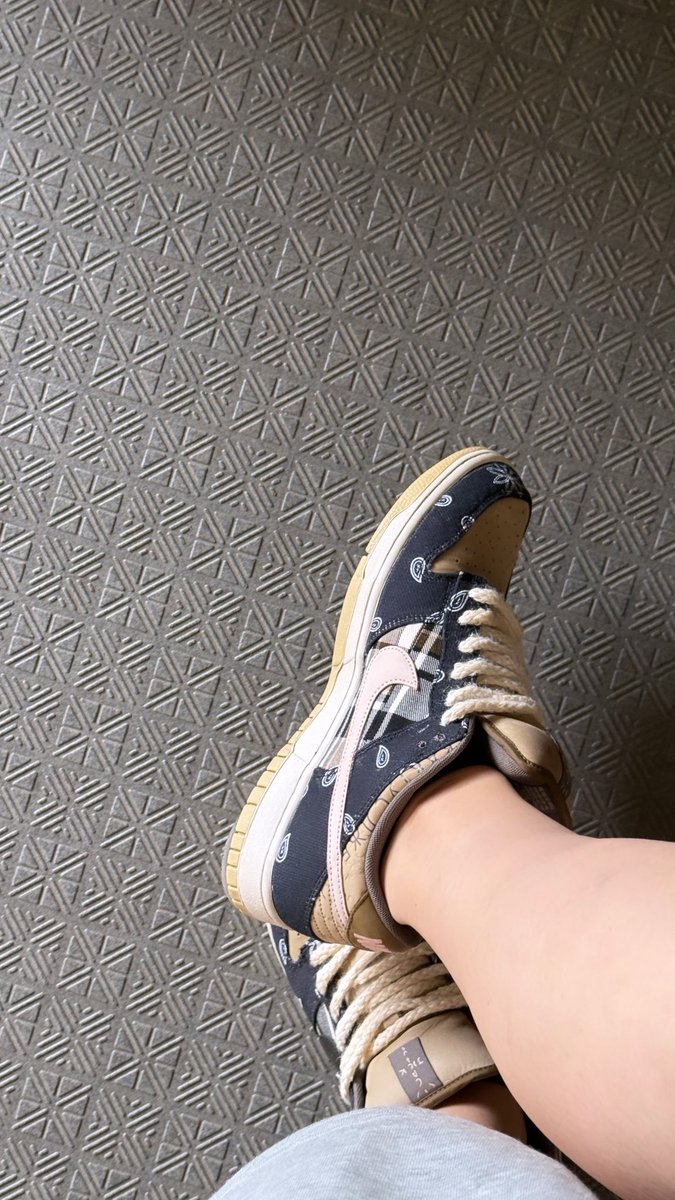 ucf8888's tweet photo. 本日のスニーカー🐯
Travis Scott × Nike SB Dunk Low
 "Black/Parachute Beige"

#NIKE #SB #dank #Travis
#足元倶楽部 https://t.co/SZFAxkumsi