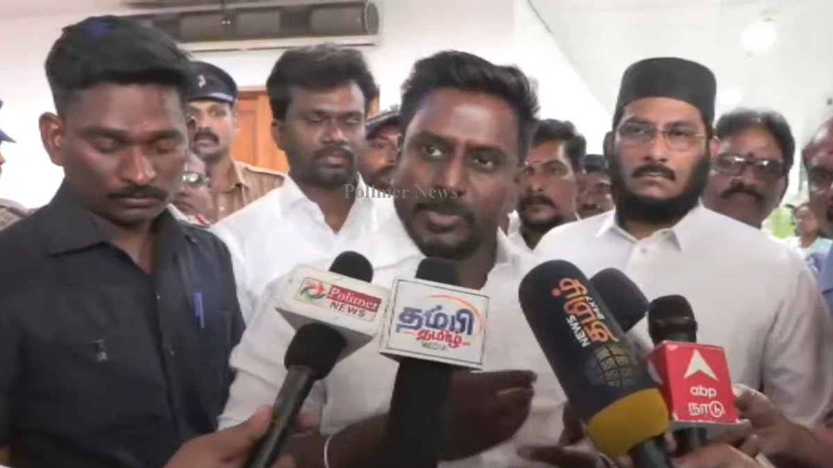 JDALEXtweets's tweet photo. அரசு கேபிள்களில் இருந்து மூன்று சேனல்கள் தெரியவில்லை என்பது முழுக்க முழுக்க தொழில்நுட்ப பிரச்சனை தான் 

• நான் சம்பந்தப்பட்டவர்களிடம் பேசி விட்டேன், விரைவில் இந்த பிரச்சனை சரி செய்யப்படும் 

• சன் டிவி, ஜெயா டிவி போன்ற எங்களை அதிகமாக விமர்சனம் செய்யும் சேனல்கள் எல்லாம் தெரிகிறது, இந்த மூன்று சேனல்கள் மட்டும் தெரியவில்லை என்ன விமர்சனம் வைப்பது தவறான ஒன்று !

~ அமைச்சர் ராஜ்மோகன்