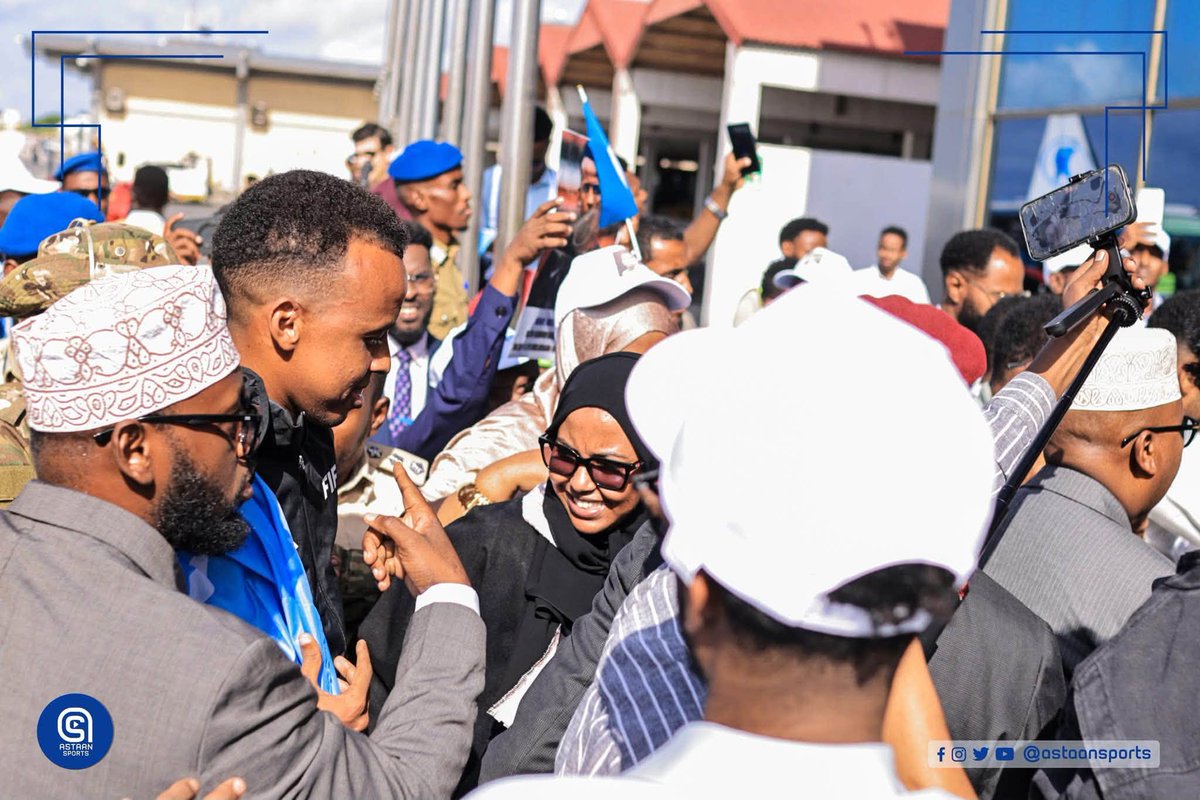 Pcve_envoy's tweet photo. Muqdisho, 10ka Juun 2026: Ergeyga Gaarka ah ee Madaxweynaha ee Ka Hortagga Iyo La Dagaallanka Fikradaha Xagjirka Rabshadaha Wata Mudane Xildhibaan Aweys Maxamed Cumar ayaa maanta Garoonka Diyaaradaha Aadan Cadde ee Muqdisho kaga qeyb galay munaasabad lagu soo dhaweynayay garsooraha caalamiga ah ee Cumar Cabdulkadir Cartan, kaas oo dib ugu soo laabtay dalka.

Ergeyga Gaarka ah ee Madaxweynaha, Mudane Aweys Maxamed Cumar, ayaa ku bogaadiyay Garsoore Cumar dadaalka, kartida iyo hufnaanta uu ku kasbaday kalsoonida hay’adaha caalamiga ah ee kubadda cagta, isagoo xusay in guulihiisu ay yihiin kuwo sharaf u ah guud ahaan shacabka Soomaaliyeed.

Dhankiisa, Garsoore Cumar Cabdulkadir Cartan ayaa uga mahadceliyay masuuliyiinta iyo shacabka Soomaaliyeed soo dhaweynta diirran ee loo sameeyay, isaga oo sheegay in uu sii wadi doono dadaallada uu ugu jiro kor u qaadidda magaca iyo sumcadda Soomaaliya meel kasta oo uu ka matalo.

DHAMMAAD

Xafiiska Warfaafinta Ergeyga Gaarka ah ee Madaxweynaha ee Ka Hortagga iyo La Dagaallanka Fikradaha Xagjirka Rabshadaha Wata