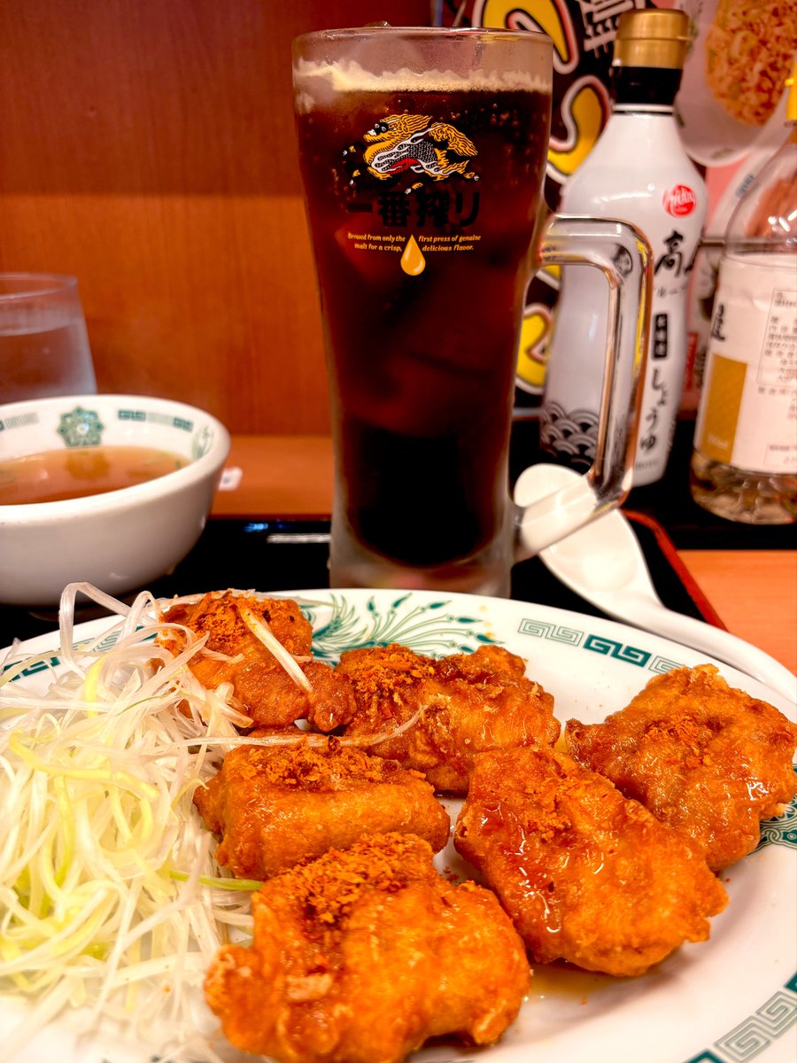 pine_tree1975's tweet photo. たまの一人飲み。ドラゴンチキンとドラゴンハイボールで“マッチョドラゴン”化計画。元ネタ分かる人いますか？🙋‍♀️
#日高屋 https://t.co/bhnWtoSLsL