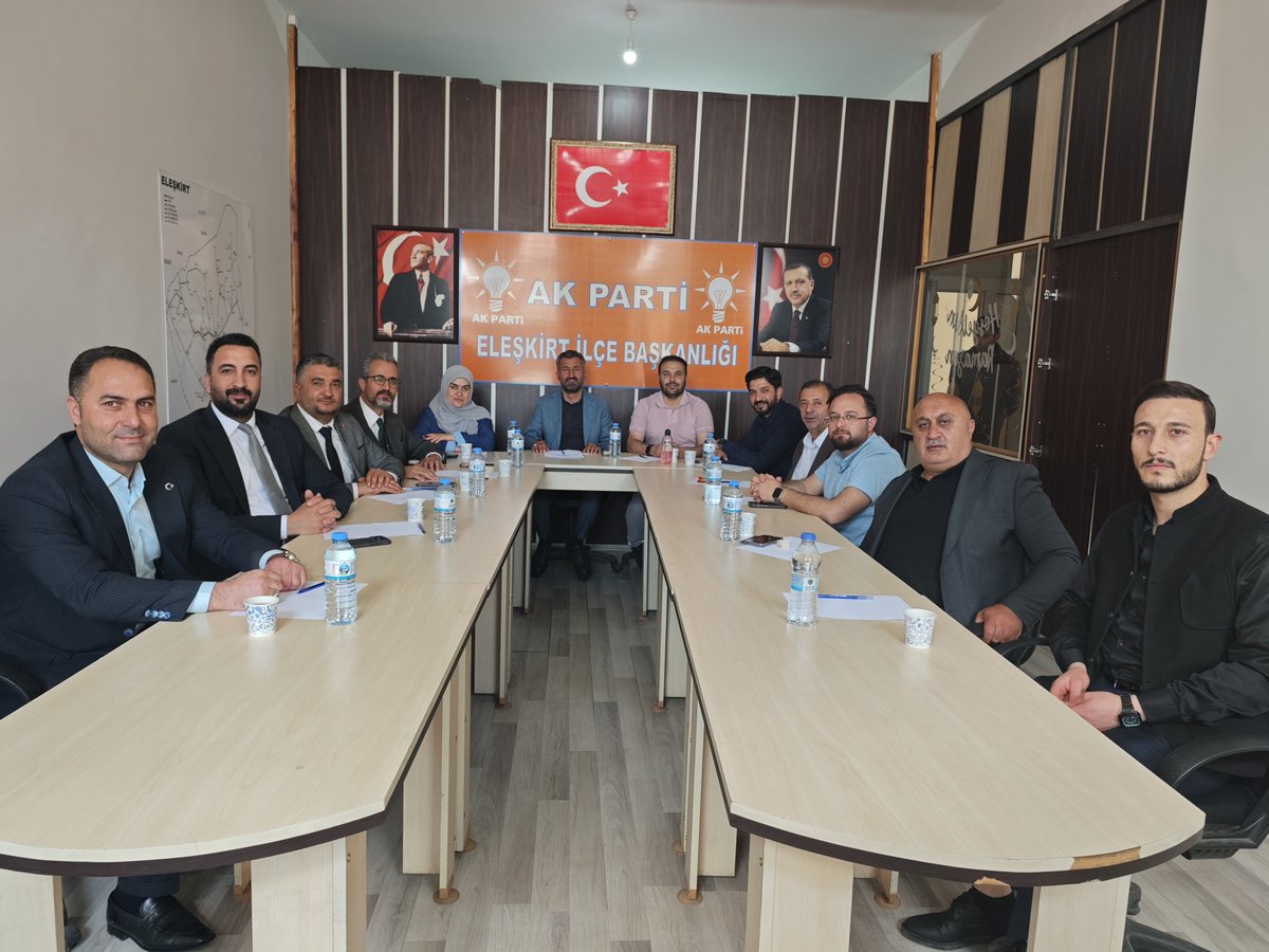 Dtilhamiyildiz's tweet photo. Eleşkirt ilçemizin ev sahipliğinde; başkan yardımcılarımız, ilçe başkanlarımız, kadın kolları ve gençlik kolları başkanlarımızın katılımıyla aylık başkanlar toplantımızı gerçekleştirdik.

Toplantımızda Haziran ayı boyunca gerçekleştireceğimiz programları, teşkilat çalışmalarımızı ve üye faaliyetlerimizi kapsamlı şekilde değerlendirerek karşılıklı istişarelerde bulunduk. Birlik, beraberlik ve ortak akıl anlayışıyla çalışmalarımızı gözden geçirip önümüzdeki döneme ilişkin yol haritamızı belirledik.

Milletimize hizmet yolunda, güçlü teşkilat yapımız ve dava bilincimizle durmadan çalışmaya, üretmeye ve sahada olmaya devam edeceğiz. Eleşkirt’te gösterilen misafirperverlik için teşekkür ediyor, toplantımızın hayırlara vesile olmasını diliyorum. #AKParti #Teşkilat #Eleşkirt #BirlikteGüçlüyüz