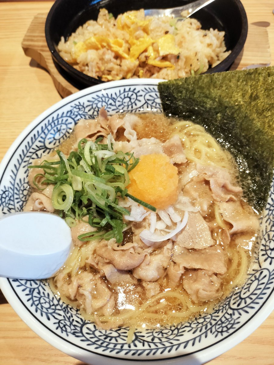 toru_if's tweet photo. 肉そばwith炒飯。言い訳すると食事する時間無いので１日の食事がこれなわけでラーメンでもいいよね理論。 https://t.co/sNGpYG4QHB
