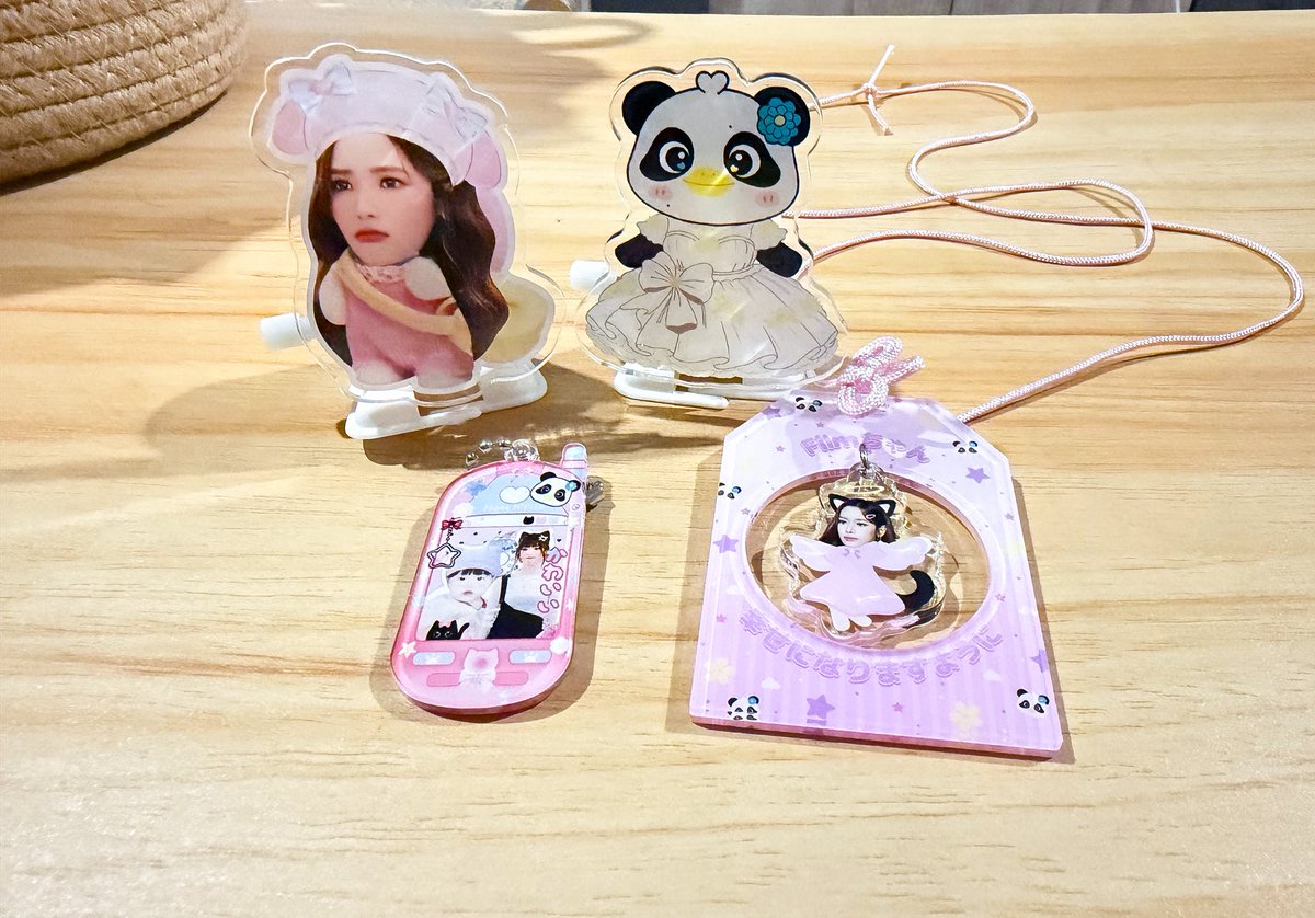 xolovehwangbomi's tweet photo. 🩵 พรีวิวของจริงมาแน้วววว~ 💛
#BBFanfest2026 

‼️ RT &amp; Show โพสหลัก(โพสล่างใต้โควท) และโชว์เท่านั้น 🥺🫶

น้อนเข็มกลัดนุ่มนิ่มมีแถมแก้วให้ไปตั้งโชว์แบบในรูปด้วยนะค้าบบบ 🤧

ตัวอย่างตัวเดิน เดี๋ยวมาลงค่ะ 📌📌

#NamtanFilm https://t.co/ZAyxWEUgwB
