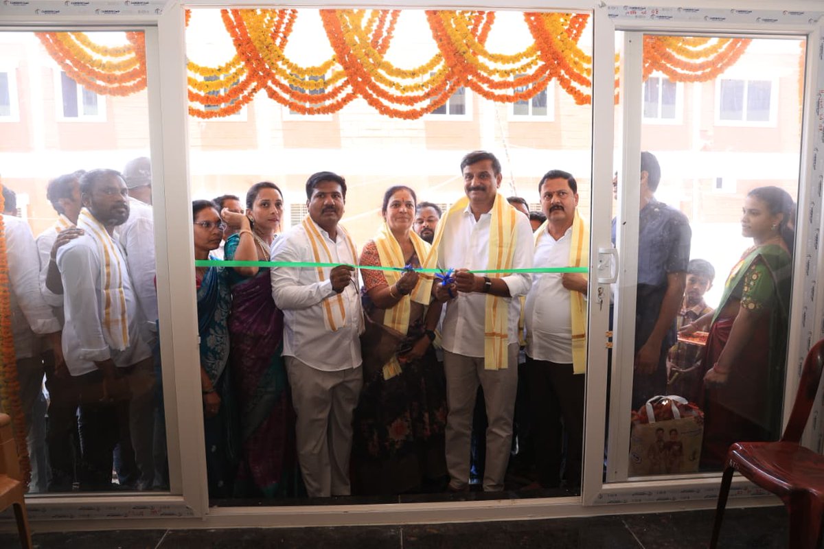 KPR_BRS's tweet photo. దుబ్బాక పట్టణంలో రజినీకాంత్ రెడ్డి స్కూల్ వసతి భవనాన్ని ప్రారంభించిన ఎమ్మెల్యే కొత్త ప్రభాకర్ రెడ్డి గారు..

దుబ్బాక పట్టణ పరిధిలోని రజినీకాంత్ రెడ్డి స్కూల్‌లో నూతనంగా నిర్మించిన వసతి భవనాన్ని దుబ్బాక శాసనసభ్యులు కొత్త ప్రభాకర్ రెడ్డి గారు ఘనంగా ప్రారంభించారు. 

ఈ సందర్భంగా ప్రత్యేక పూజలు నిర్వహించి భవనాన్ని ప్రారంభించిన ఎమ్మెల్యే,విద్యార్థులకు మెరుగైన విద్యతో పాటు అవసరమైన వసతి సౌకర్యాలు కల్పించడం ఎంతో ముఖ్యమని అన్నారు.