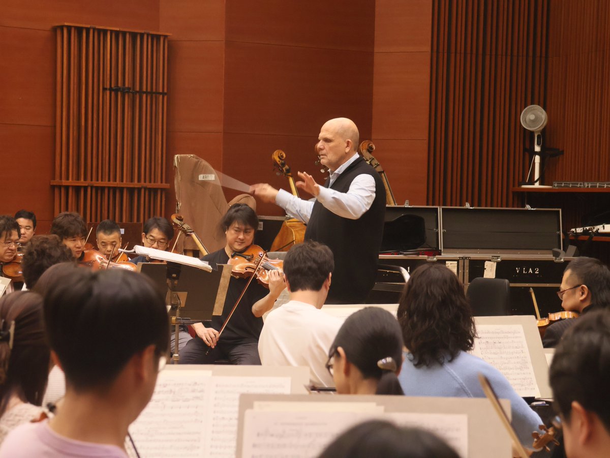 NHKSO_Tokyo's tweet photo. #N響 6月定期公演Aプログラム
6月13日(土)・14日(日)
NHKホール

#nhkso #JaapvanZweden

今週末の13日(土)・14日(日)に開催する6月定期公演Aプログラム。本日よりリハーサルが始まりました🎶

世界のトップオーケストラを率い、アジアでも目覚ましい活躍を続けるマエストロ #ヤープ・ヴァン・ズヴェーデン がN響に初登場。
バルトーク《管弦楽のための協奏曲》はマエストロの代表的なレパートリーのひとつであると同時に、各セクションに高度な技巧と音楽性が求められる、オーケストラにとっても腕の見せ所が随所にちりばめられた重要な作品です🎶
ダイナミックで色彩豊かなサウンドが期待されます。ぜひ会場で、その熱演を体感してください✨

[公演詳細]
第2067回 定期公演 Aプログラム
NHKホール
2026年6月13日(土) 開演 6:00pm
https://t.co/0cZkrnDFzD
2026年6月14日(日) 開演 2:00pm
https://t.co/QAT3HyWD5s