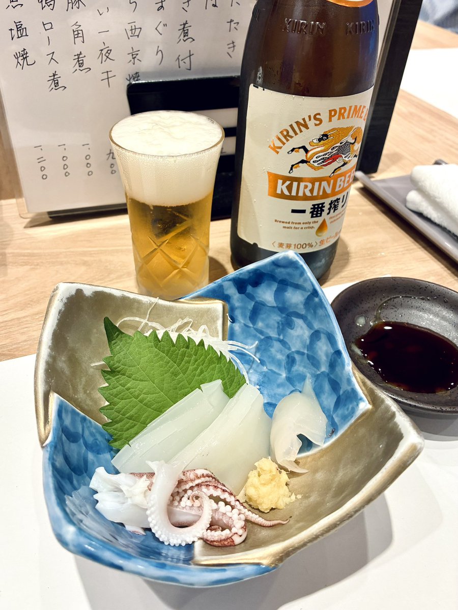 TokyoCharumera's tweet photo. 割烹 花むら @調布

キリンラガーに
だるまいか造りと
地鶏ポン酢で乾杯
日本酒は福海(長崎)

週の真ん中水曜日
お疲れ様でした
🍶(*^ω^*) https://t.co/6eBUUvLMh8