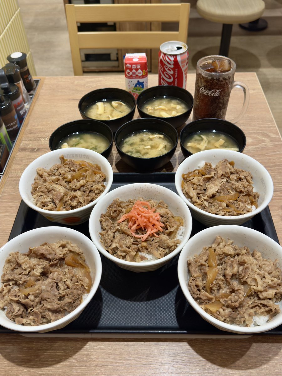 c8h0gd's tweet photo. 38歳独身男性の夕食は

松屋の牛めし5杯です🥲🍚🍚🍚🍚🍚
（税込2,500円） https://t.co/QhFEDMywxb